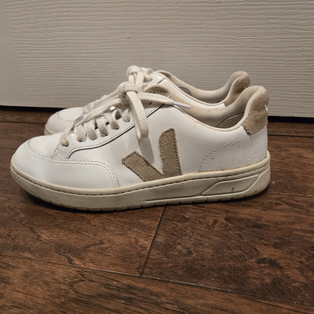 Veja V-90 Leather Sneakers Shoes (Women) Size 7